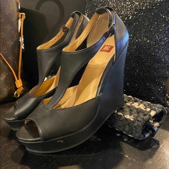 Beautiful Black sandal, wedge platform heel. - Picture 5 of 8